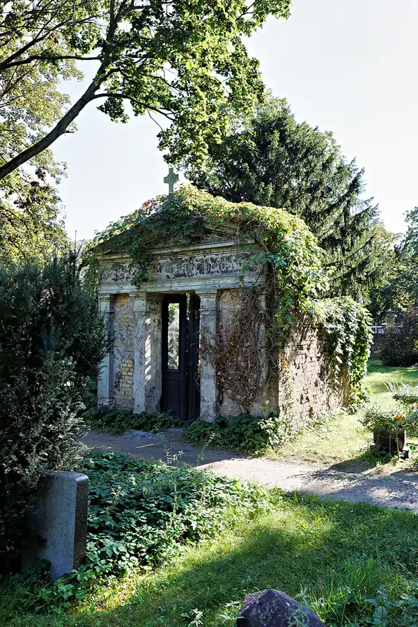 037 | 2023 | Berlin | St. Elisabeth Kirchhof I | © carsten riede fotografie