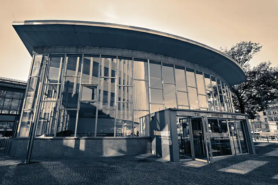 003 | 2023 | Berlin | Tränenpalast – Ausreisehalle Grenzübergangsstelle Bahnhof Friedrichstrasse | © carsten riede fotografie