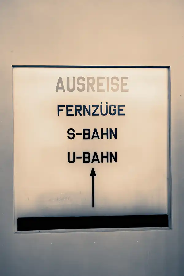 029 | 2023 | Berlin | Tränenpalast – Ausreisehalle Grenzübergangsstelle Bahnhof Friedrichstrasse | © carsten riede fotografie
