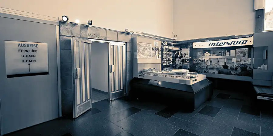 030 | 2023 | Berlin | Tränenpalast – Ausreisehalle Grenzübergangsstelle Bahnhof Friedrichstrasse | © carsten riede fotografie