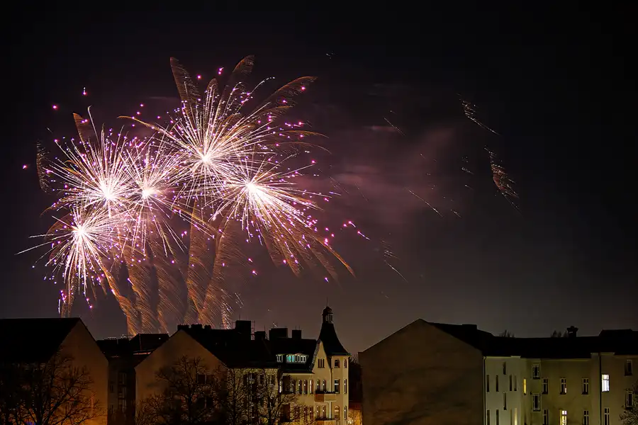 051 | 2024 | Berlin | Silvester-Feuerwerk in Alt-Hohenschönhausen | © carsten riede fotografie
