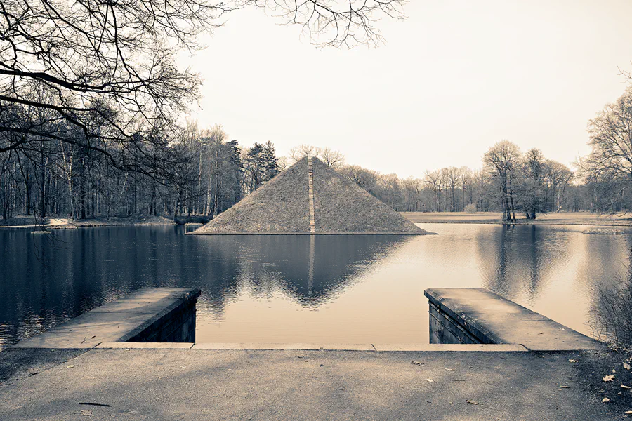 074 | 2024 | Cottbus | Fürst-Pückler-Park Branitz – Wasserpyramide | © carsten riede fotografie