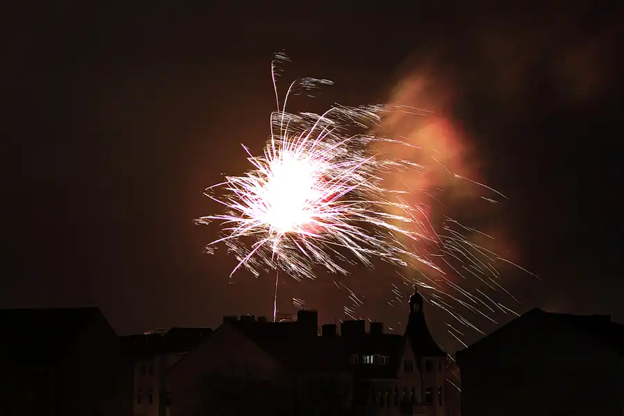 009 | 2025 | Berlin | Silvester-Feuerwerk in Alt-Hohenschönhausen | © carsten riede fotografie