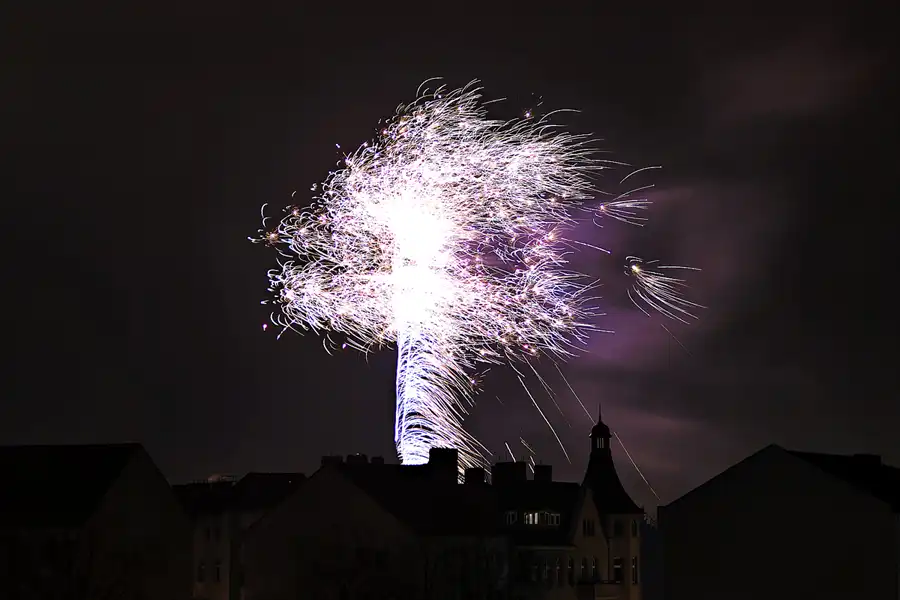 011 | 2025 | Berlin | Silvester-Feuerwerk in Alt-Hohenschönhausen | © carsten riede fotografie
