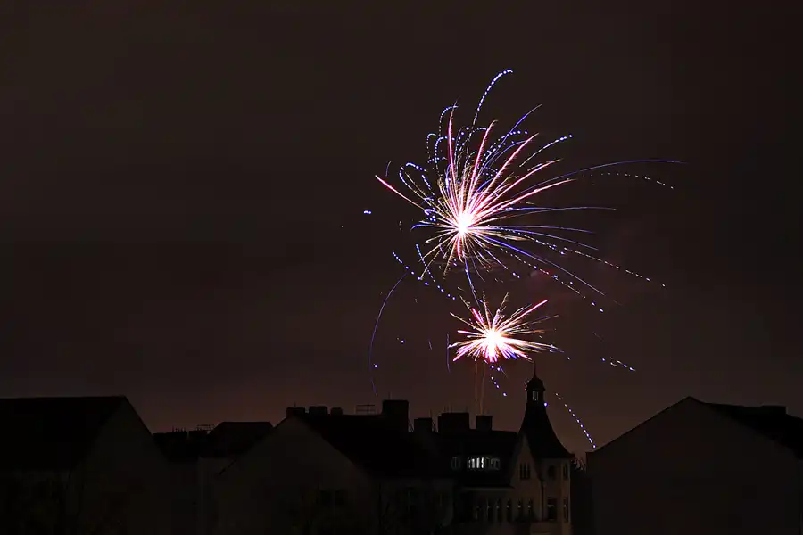 013 | 2025 | Berlin | Silvester-Feuerwerk in Alt-Hohenschönhausen | © carsten riede fotografie