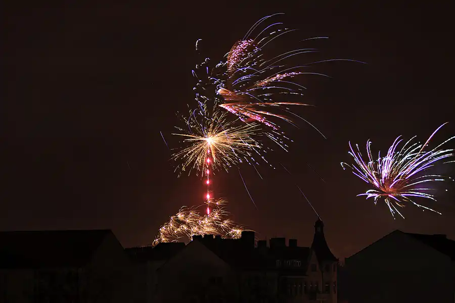 021 | 2025 | Berlin | Silvester-Feuerwerk in Alt-Hohenschönhausen | © carsten riede fotografie
