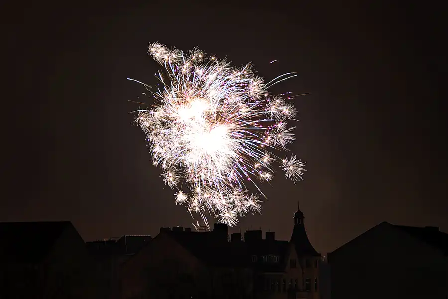 022 | 2025 | Berlin | Silvester-Feuerwerk in Alt-Hohenschönhausen | © carsten riede fotografie
