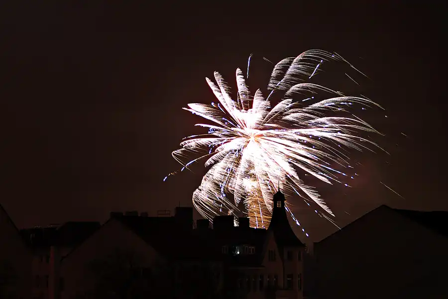 027 | 2025 | Berlin | Silvester-Feuerwerk in Alt-Hohenschönhausen | © carsten riede fotografie
