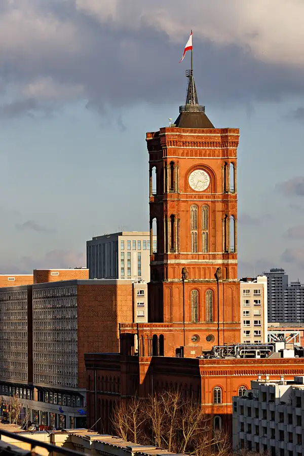 028 | 2025 | Berlin | Blick von der Dachterrasse des Humboldt Forums im Berliner Schloss – Rotes Rathaus | © carsten riede fotografie