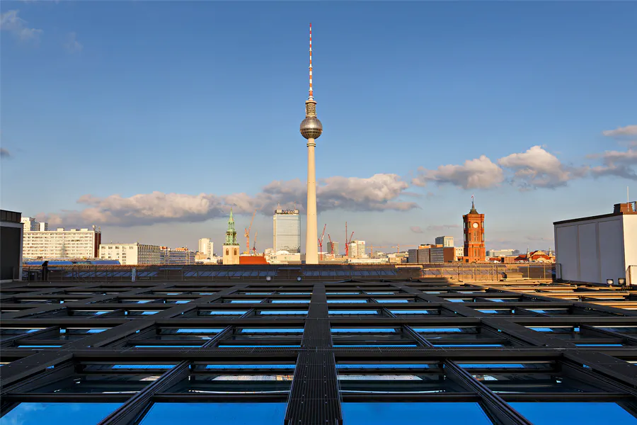 003 | 2025 | Berlin | Blick von der Dachterrasse des Humboldt Forums im Berliner Schloss – Fernsehturm | © carsten riede fotografie