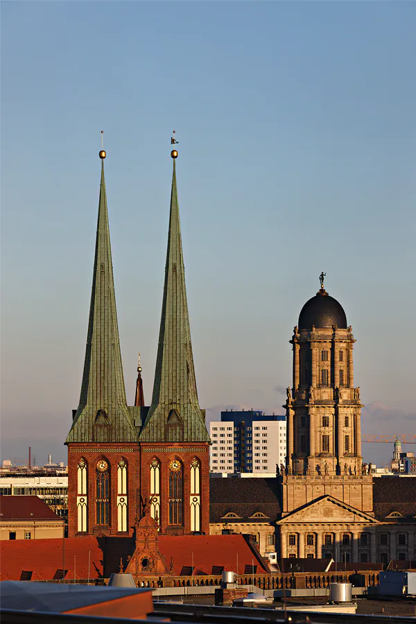 026 | 2025 | Berlin | Blick von der Dachterrasse des Humboldt Forums im Berliner Schloss – Nikolaikirche und Altes Stadthaus | © carsten riede fotografie