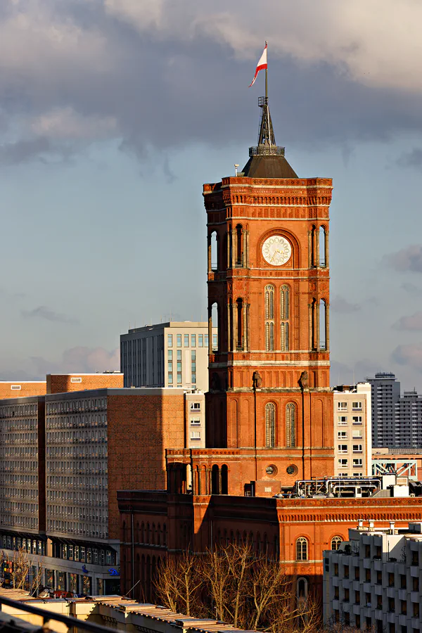 028 | 2025 | Berlin | Blick von der Dachterrasse des Humboldt Forums im Berliner Schloss – Rotes Rathaus | © carsten riede fotografie