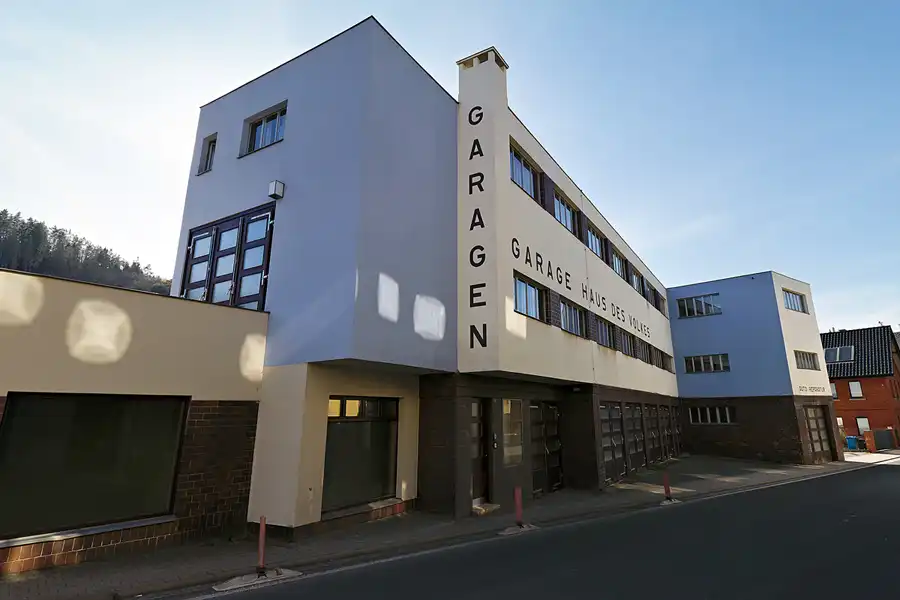 090 | 2025 | Probstzella | Haus des Volkes – Garagen | © carsten riede fotografie