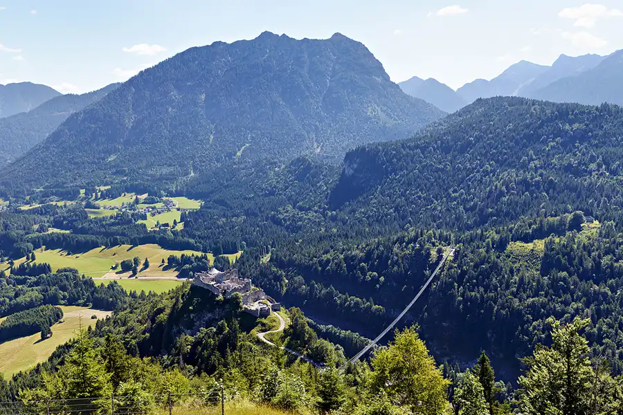 035 | 2025 | Reutte | Blick von der Festung Schlosskopf auf die Burgruine Ehrenberg + highline179 | © carsten riede fotografie