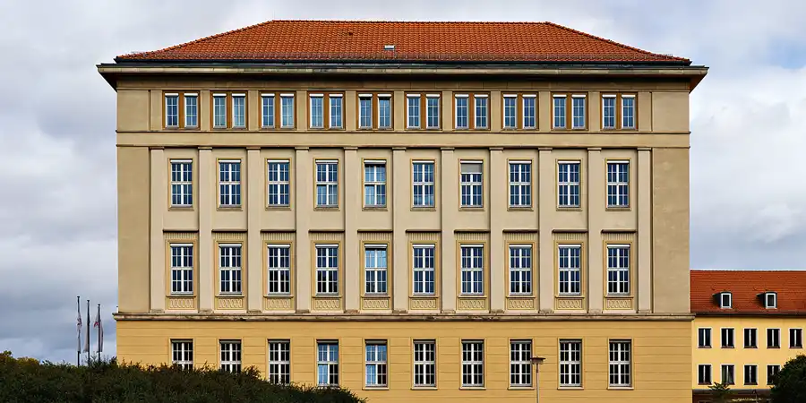 020 | 2025 | Eisenhüttenstadt | Rathaus | © carsten riede fotografie