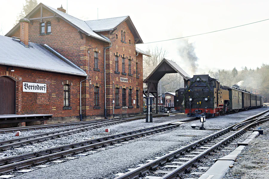 106 | 2025 | Bertsdorf | Zittauer Schmalspurbahn – Bahnhof Bertsdorf | © carsten riede fotografie