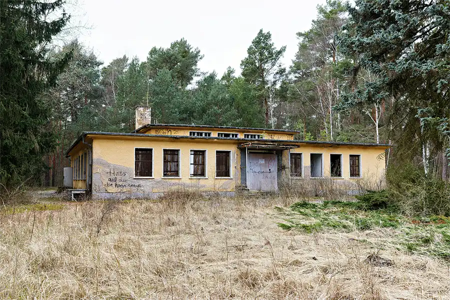 057 | 2026 | Kummersdorf-Gut  | Heeresversuchsstelle Kummersdorf – Flugplatz Sperenberg – Hotel Honecker | © carsten riede fotografie