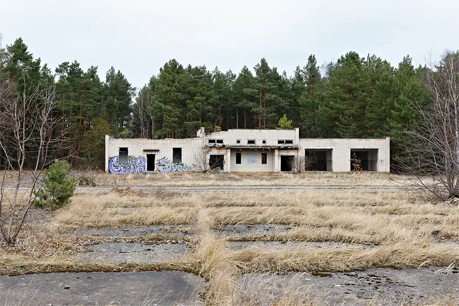 058 | 2026 | Kummersdorf-Gut  | Heeresversuchsstelle Kummersdorf – Flugplatz Sperenberg – Empfangsgebäude | © carsten riede fotografie