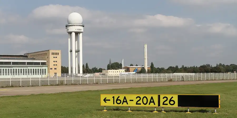 2011 | BERLIN | TEMPELHOF FIELD | © carsten riede fotografie