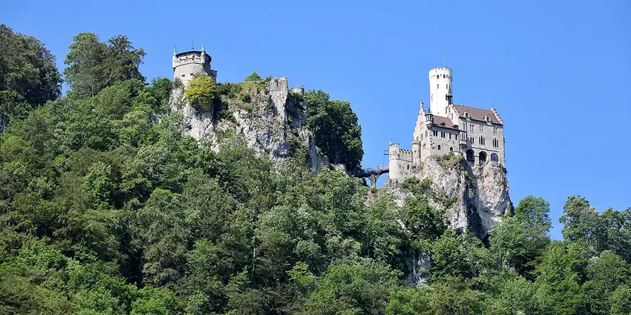 2023 | BAD URACH | LICHTENSTEIN | LANDSCHAFT MIT SCHLOSS UND WASSERFALL | © carsten riede fotografie